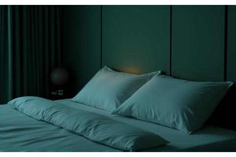 편안하게 잠든 사람의 침실, 조명이 어둡고 실내 온도가 최적화되어 있음