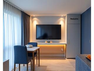 원룸 내부에서 스마트 기기들이 효율적으로 배치된 모습